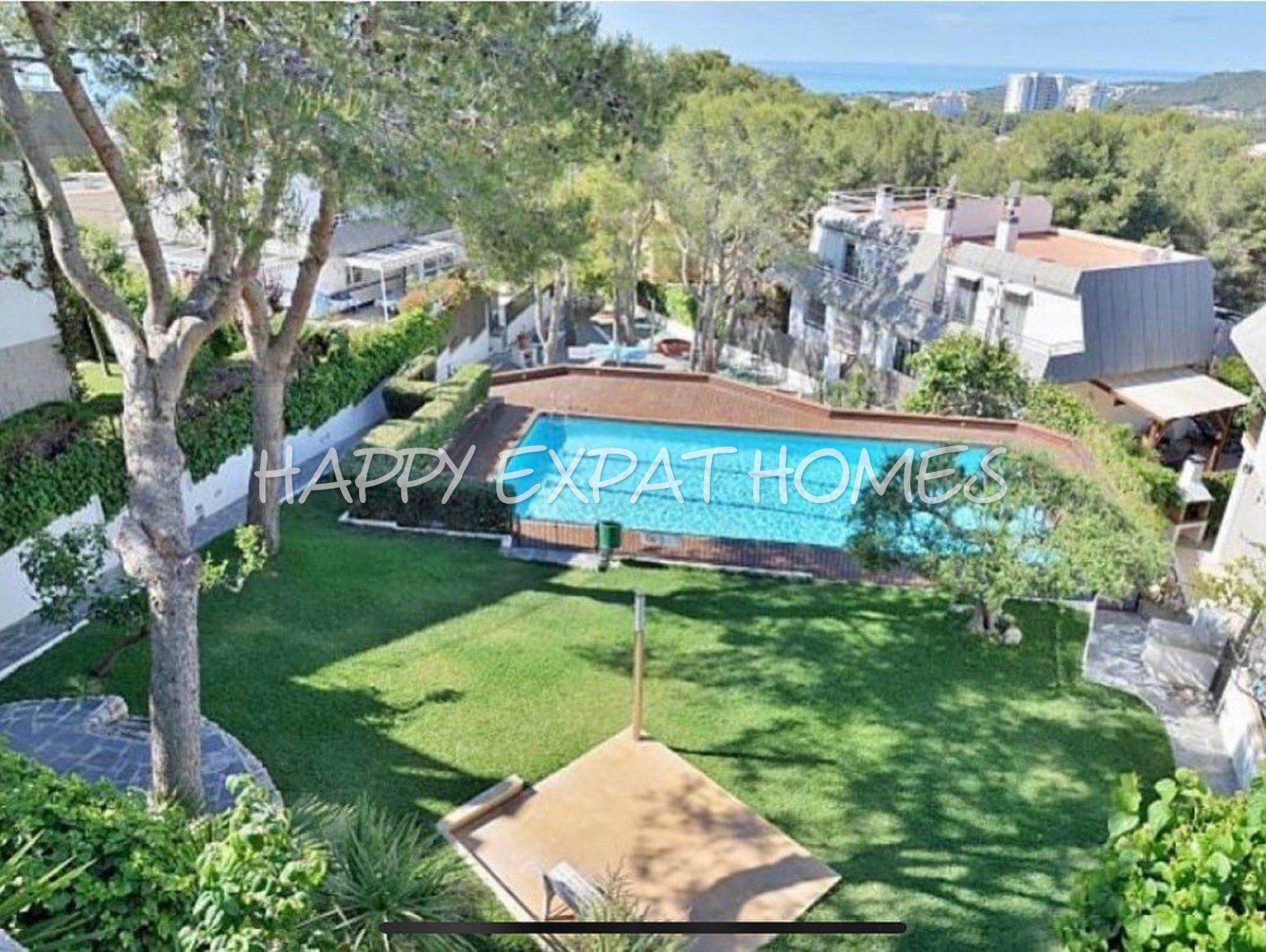 Unglaubliches Doppelhaus mit TOURISTISCHER LIZENZ und privatem Wald. Mit ein wenig Liebe und einigen Renovierungen hat diese Immobilie das Potenzial, 