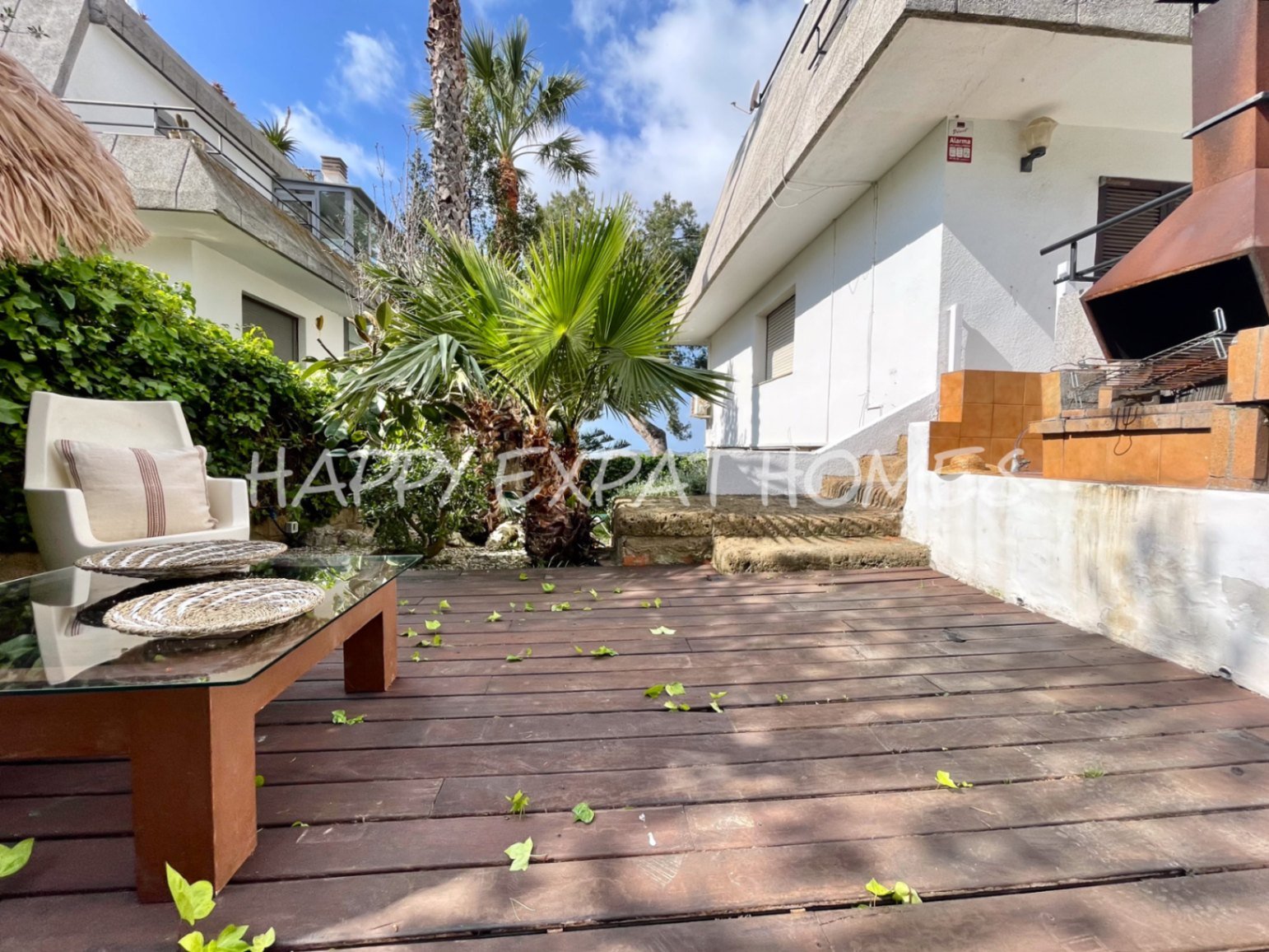 Unglaubliches Doppelhaus mit TOURISTISCHER LIZENZ und privatem Wald. Mit ein wenig Liebe und einigen Renovierungen hat diese Immobilie das Potenzial, 