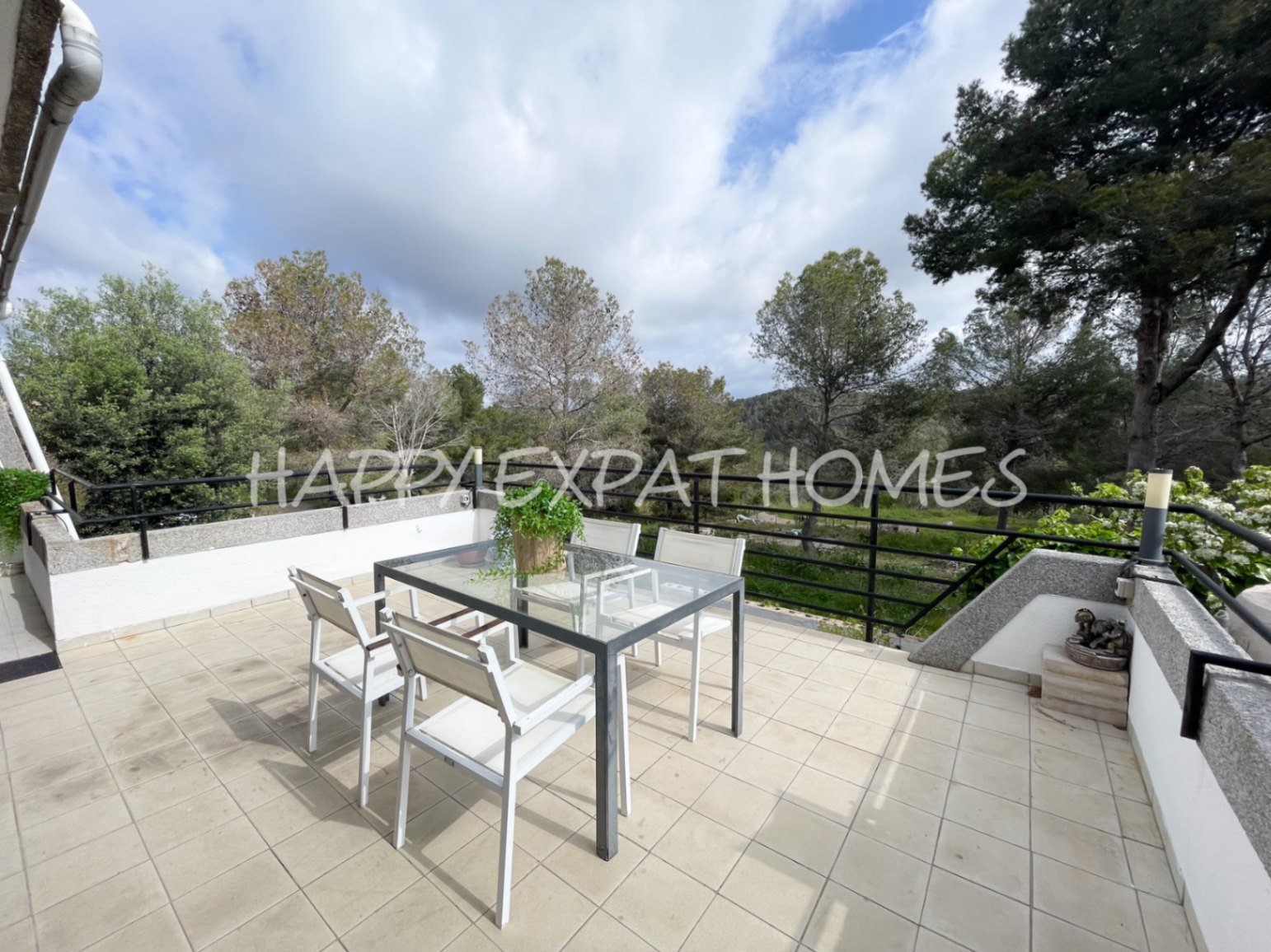 Unglaubliches Doppelhaus mit TOURISTISCHER LIZENZ und privatem Wald. Mit ein wenig Liebe und einigen Renovierungen hat diese Immobilie das Potenzial, 