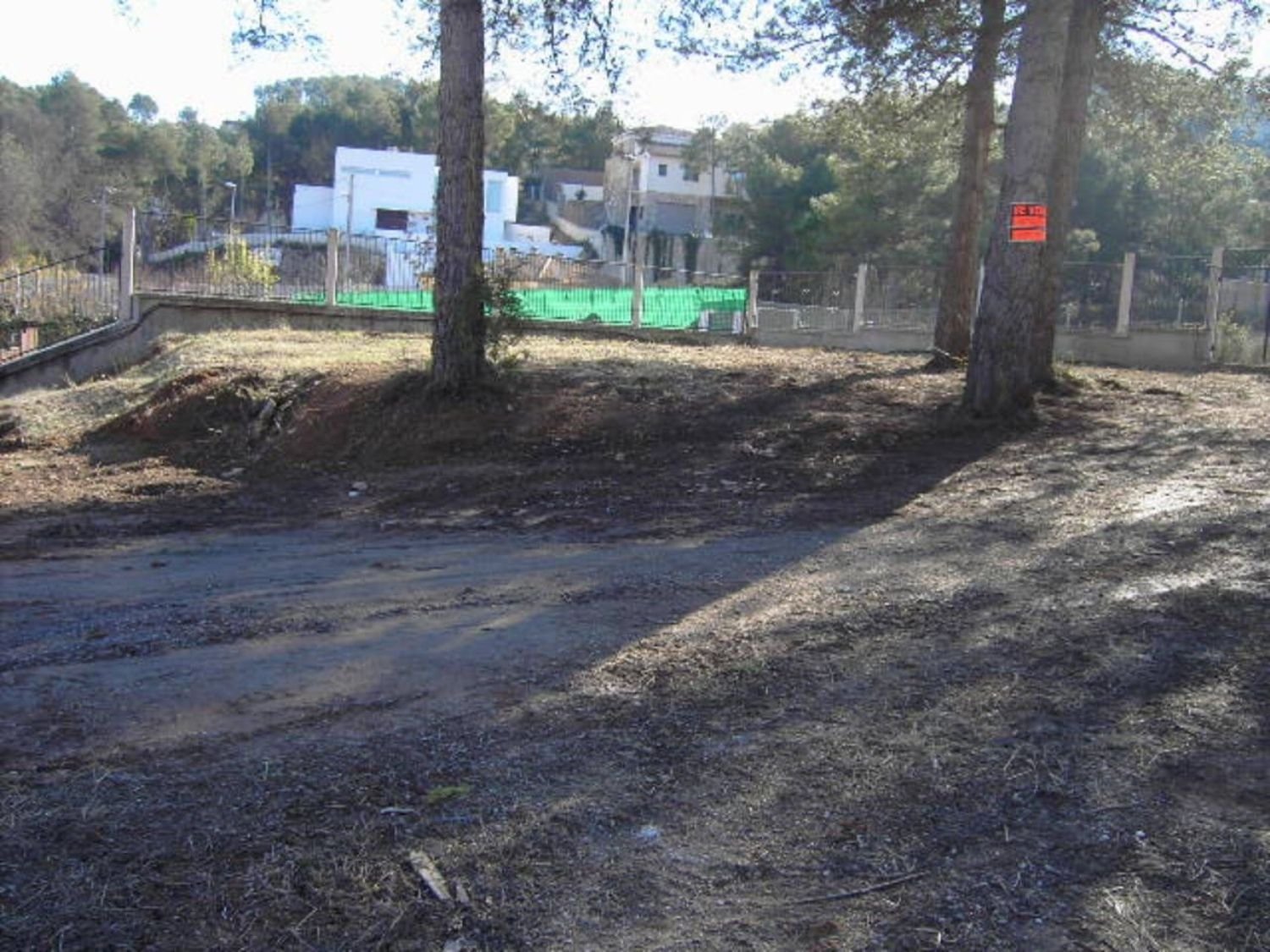 Schönes, flaches Grundstück von 1242 m2, bereits eingezäunt und bereit für den Bau Ihres Traumhauses.Gelegen im Garraf-Park, wo Sie sehr ruhig leben,