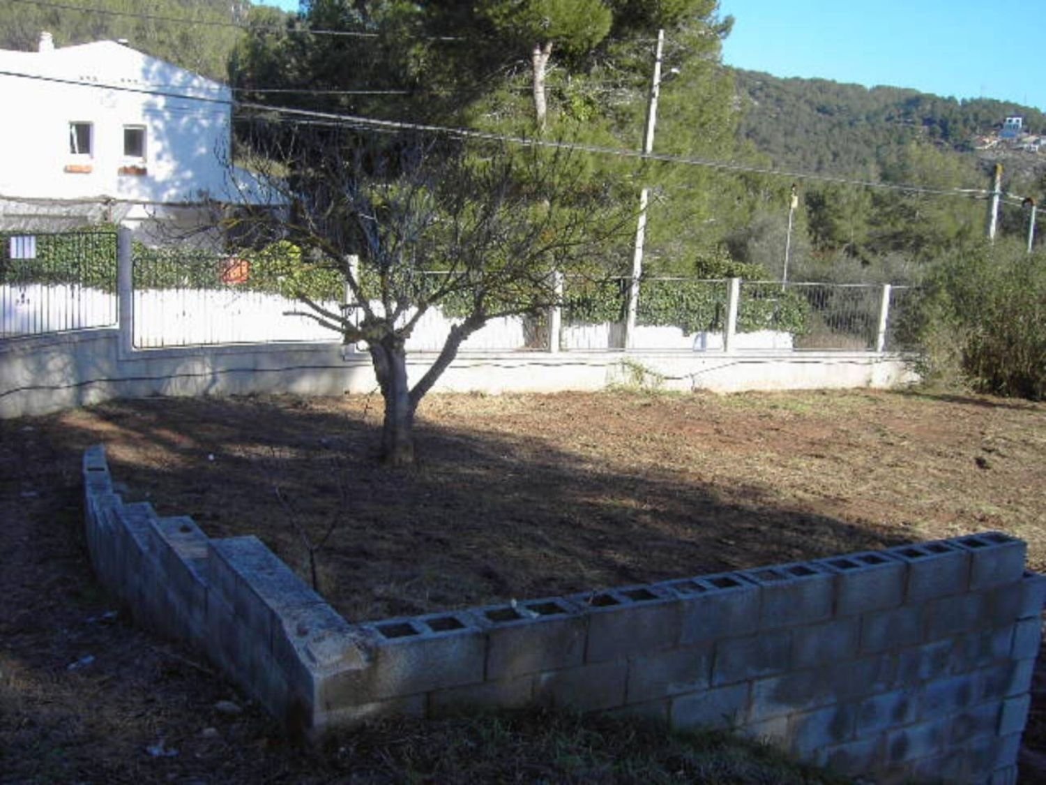 Schönes, flaches Grundstück von 1242 m2, bereits eingezäunt und bereit für den Bau Ihres Traumhauses.Gelegen im Garraf-Park, wo Sie sehr ruhig leben,