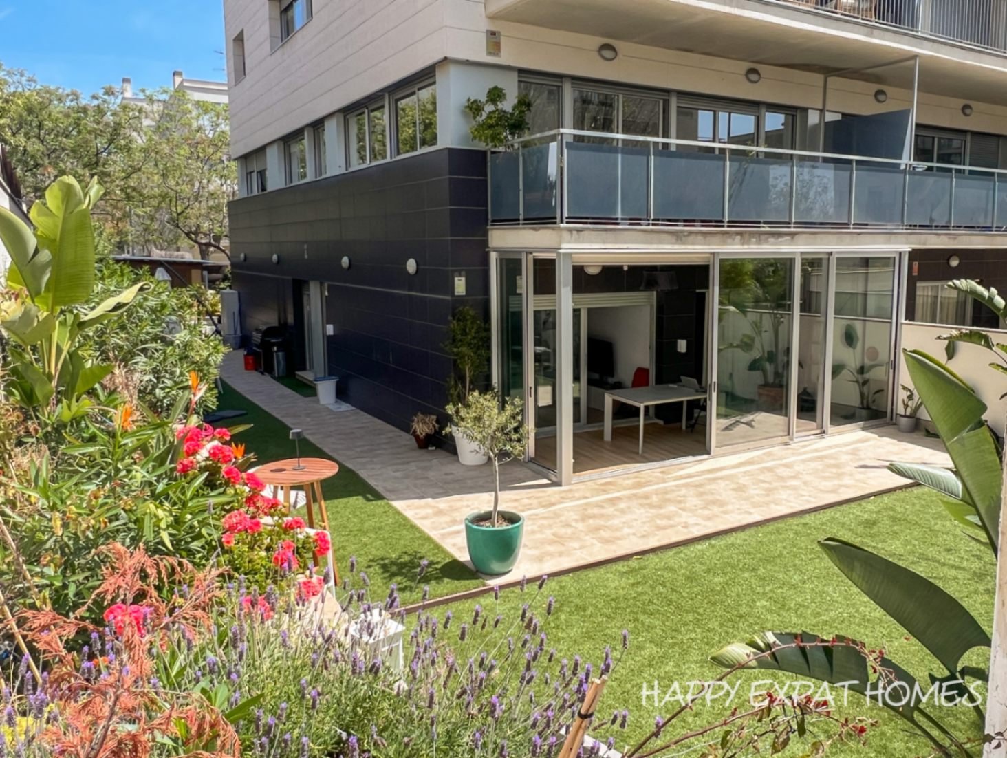 Mit dieser Wohnung in La Plana lautet das Schlüsselwort: GARTEN.Ein privater Rückzugsort dieser Größe nur einen kurzen Spaziergang vom pulsierenden Z