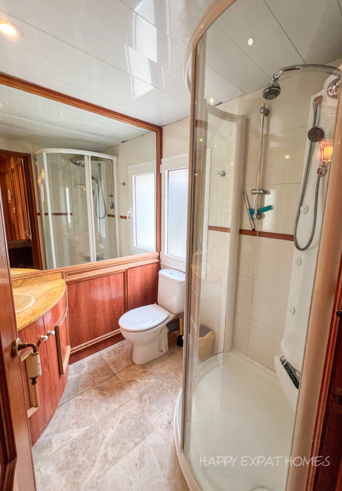 Beeindruckende 510m² Luxusvilla in der Nähe internationaler SchulenErleben Sie unvergleichlichen Raum, Komfort und Privatsphäre in dieser prächtigen 