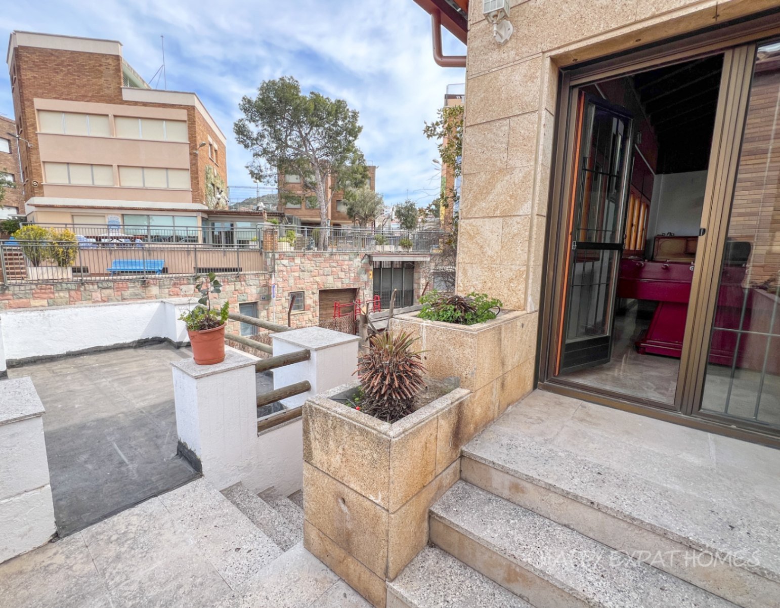 Beeindruckende 510m² Luxusvilla in der Nähe internationaler SchulenErleben Sie unvergleichlichen Raum, Komfort und Privatsphäre in dieser prächtigen 