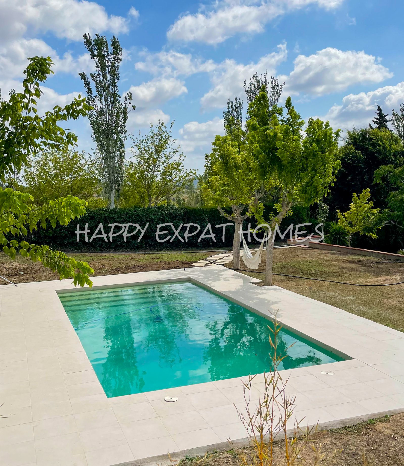 Dieses wunderschön renovierte Landhaus ist voller natürlichem Licht, mit großen Fenstern, offenen Ausblicken und einer ruhigen, angenehmen Atmosphäre.