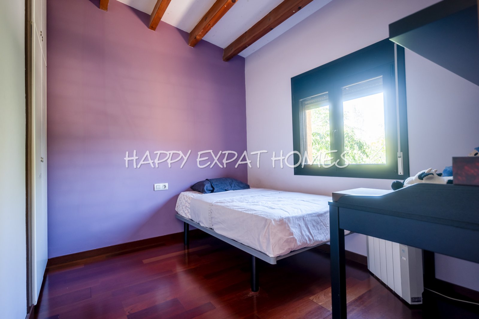 Dieses wunderschön renovierte Landhaus ist voller natürlichem Licht, mit großen Fenstern, offenen Ausblicken und einer ruhigen, angenehmen Atmosphäre.