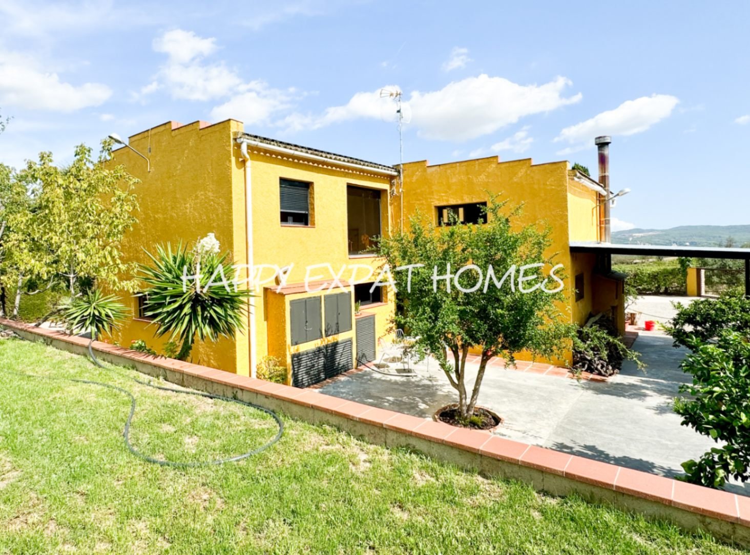 Dieses wunderschön renovierte Landhaus ist voller natürlichem Licht, mit großen Fenstern, offenen Ausblicken und einer ruhigen, angenehmen Atmosphäre.