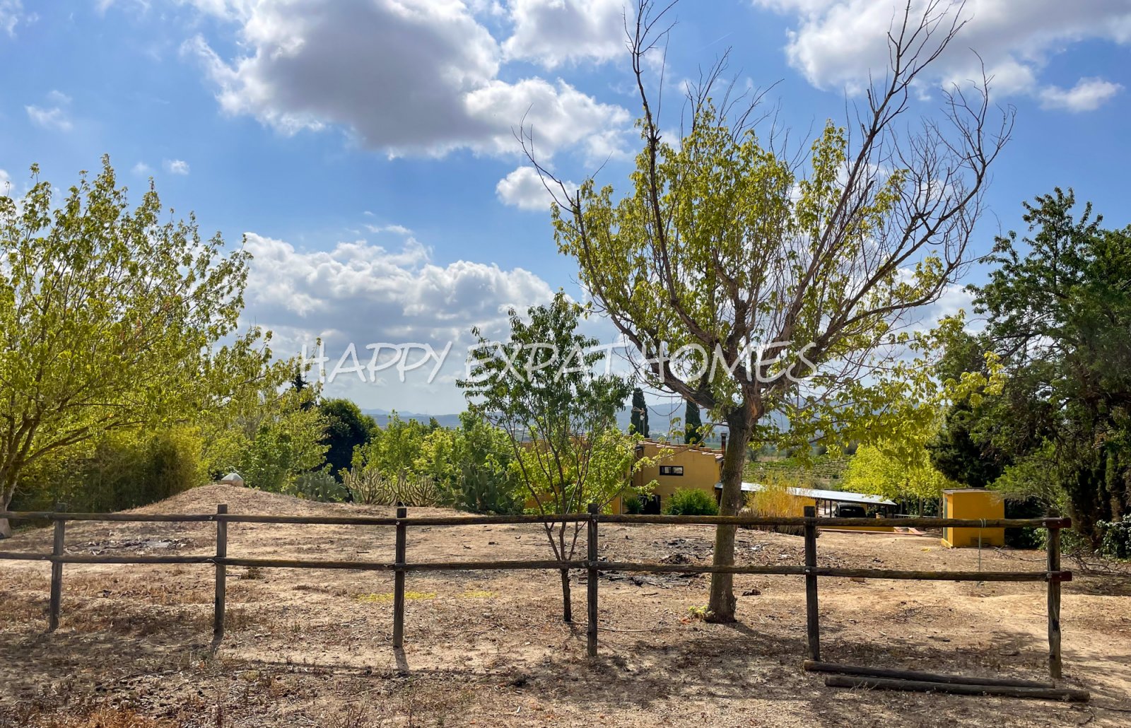 Dieses wunderschön renovierte Landhaus ist voller natürlichem Licht, mit großen Fenstern, offenen Ausblicken und einer ruhigen, angenehmen Atmosphäre.