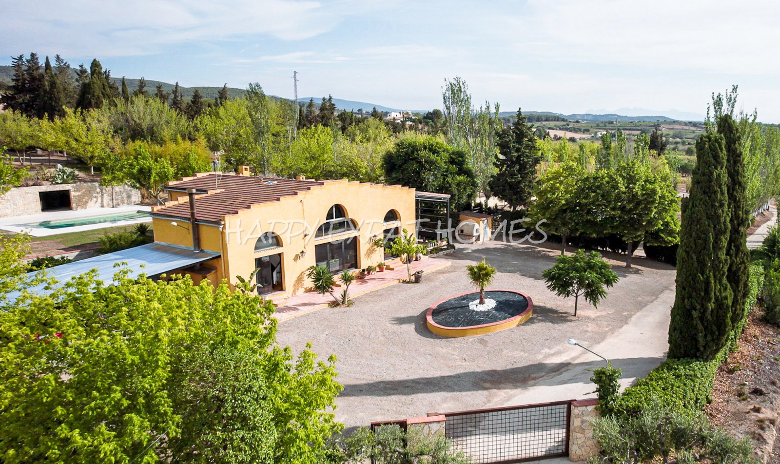 Dieses wunderschön renovierte Landhaus ist voller natürlichem Licht, mit großen Fenstern, offenen Ausblicken und einer ruhigen, angenehmen Atmosphäre.