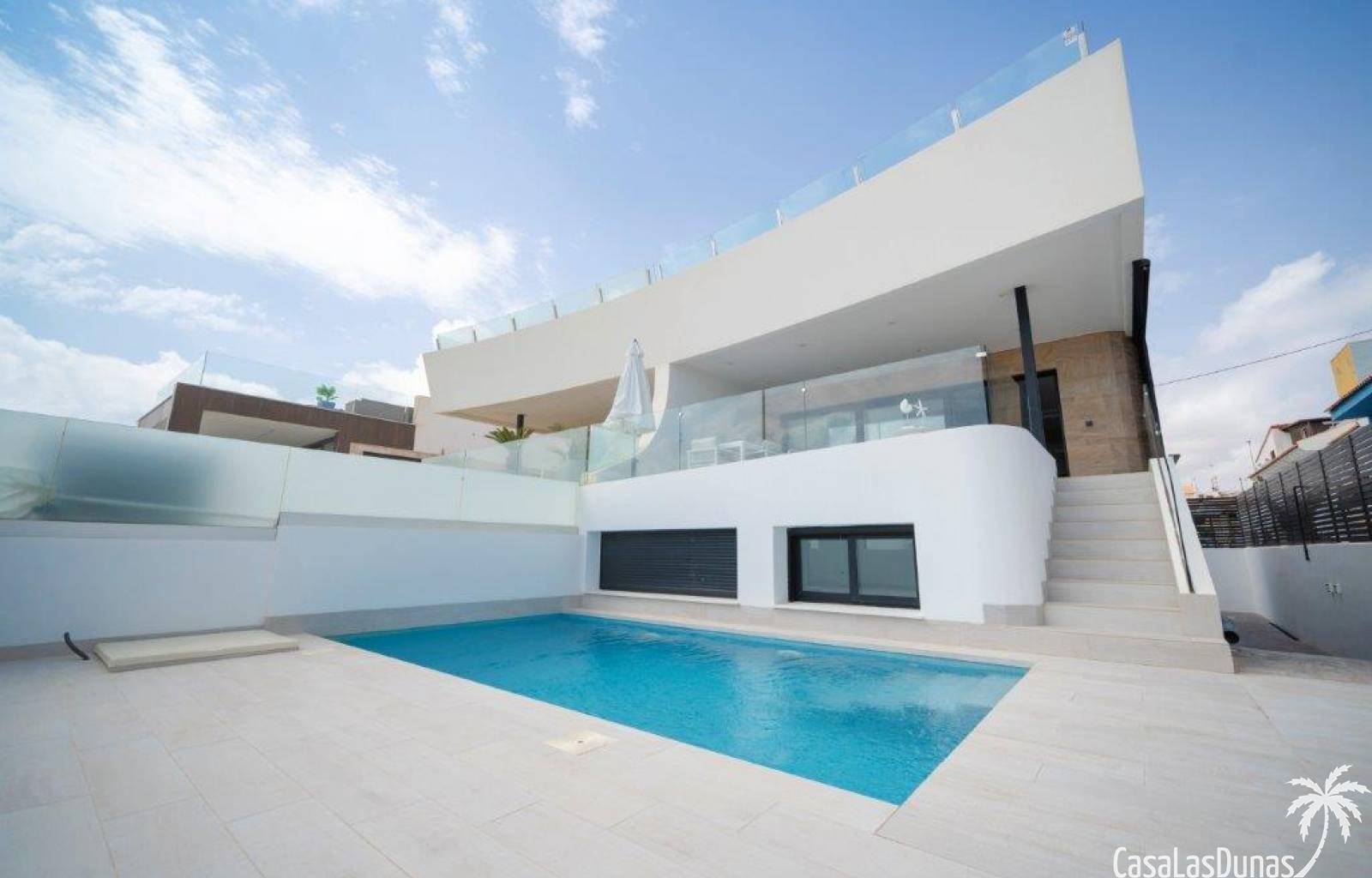  VILLA SUNRISE bietet ein unvergleichliches Urlaubserlebnis für diejenigen, die Luxus und Komfort in einer idyllischen Umgebung suchen. An der wunders