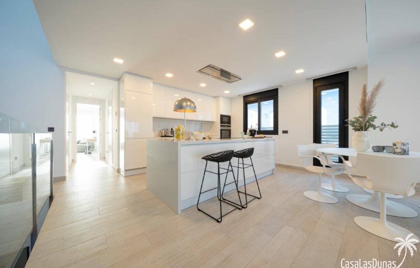  VILLA SUNRISE bietet ein unvergleichliches Urlaubserlebnis für diejenigen, die Luxus und Komfort in einer idyllischen Umgebung suchen. An der wunders