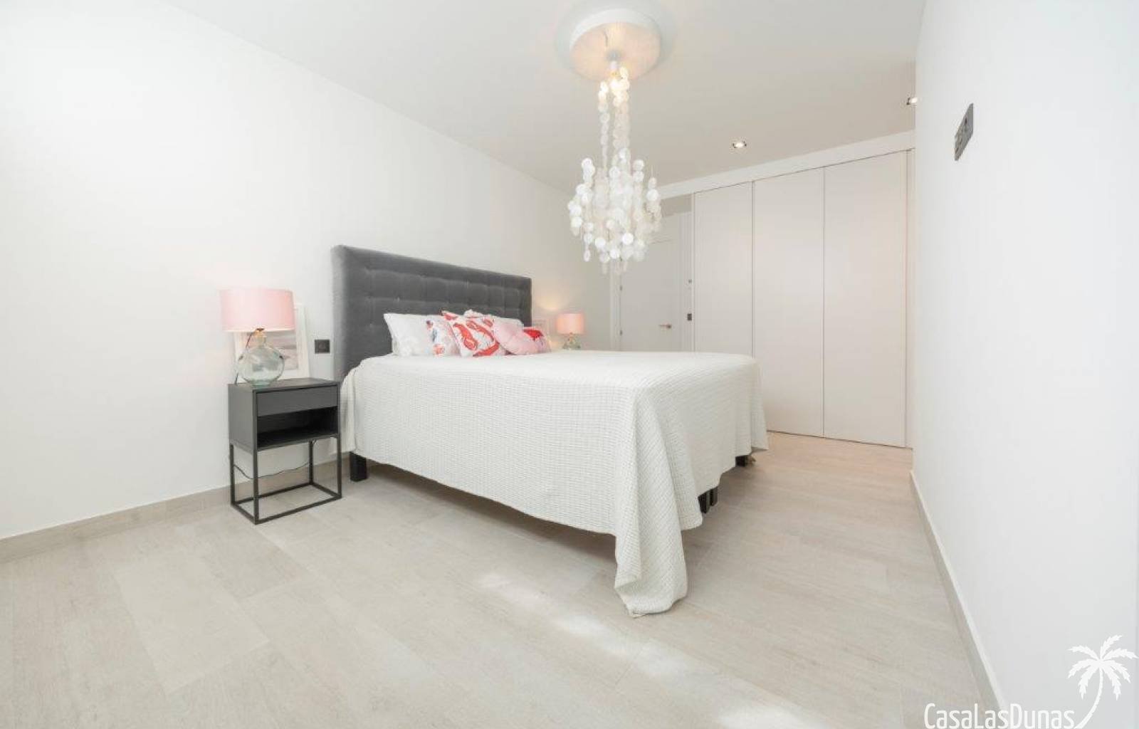  VILLA SUNRISE bietet ein unvergleichliches Urlaubserlebnis für diejenigen, die Luxus und Komfort in einer idyllischen Umgebung suchen. An der wunders