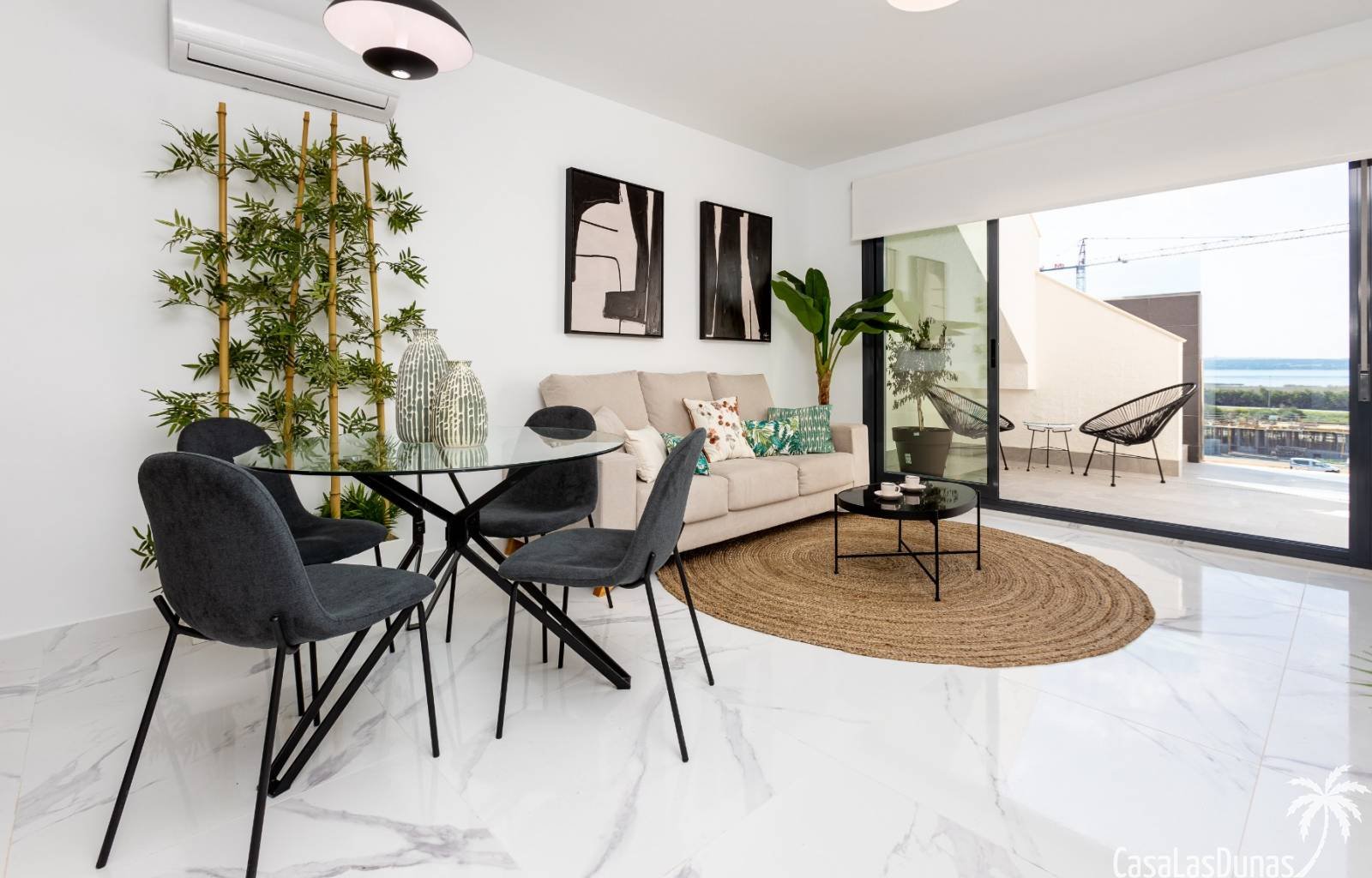  Oasis Beach XV ist ein Komplex von 130 Apartments, die die Wahl zwischen zwei oder drei Schlafzimmern und zwei Badezimmern haben, die um eine große G