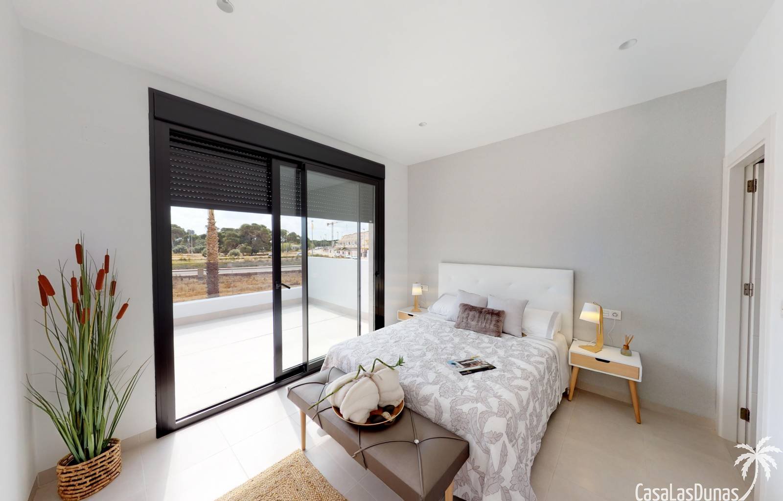  Diese Doppelhaushälften liegen nur 10 Gehminuten vom Strand Mar Menor entfernt. Das Haus ist innen sehr geräumig und verfügt über große Terrassen. Es