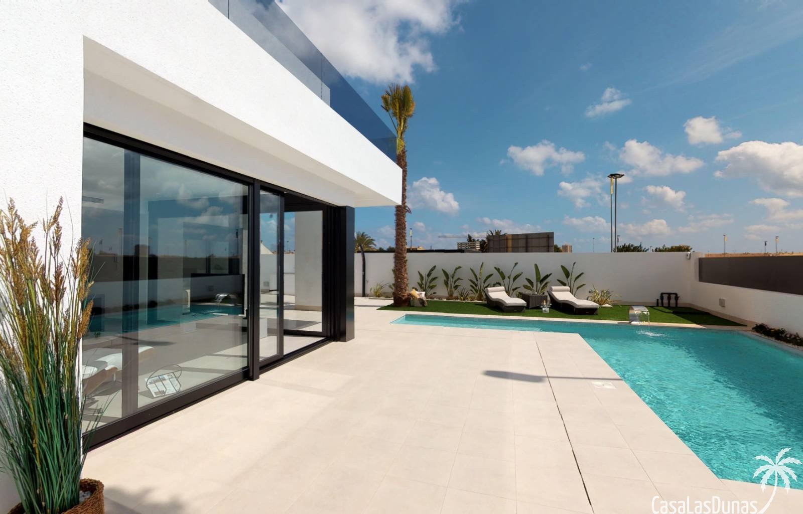  Diese Doppelhaushälften liegen nur 10 Gehminuten vom Strand Mar Menor entfernt. Das Haus ist innen sehr geräumig und verfügt über große Terrassen. Es