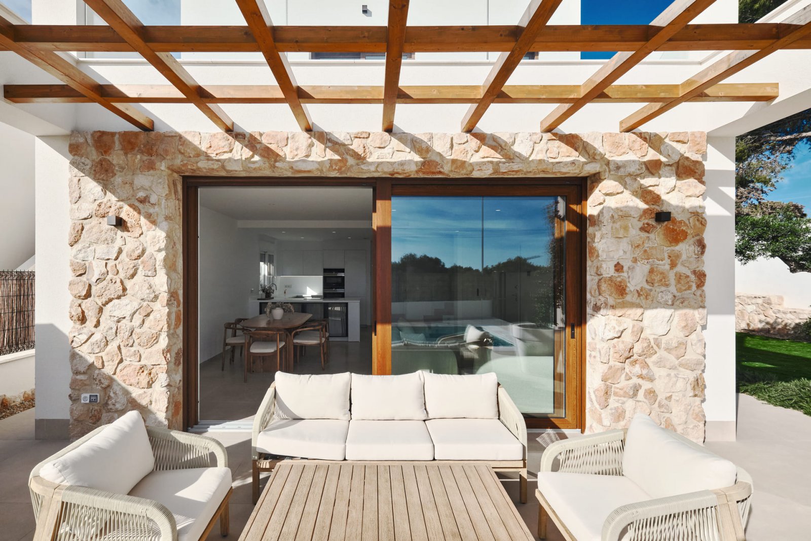  In der wunderschönen Gegend von Orihuela Costa gelegen, bietet dieses freistehende Chalet ein einzigartiges Wohnerlebnis. Nur 3 km vom Meer entfernt,