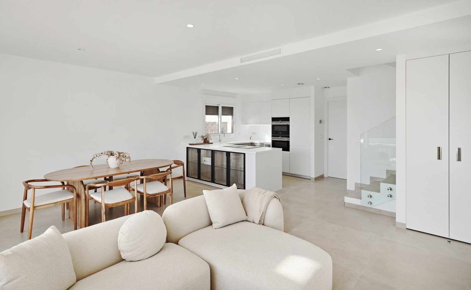  In der wunderschönen Gegend von Orihuela Costa gelegen, bietet dieses freistehende Chalet ein einzigartiges Wohnerlebnis. Nur 3 km vom Meer entfernt,