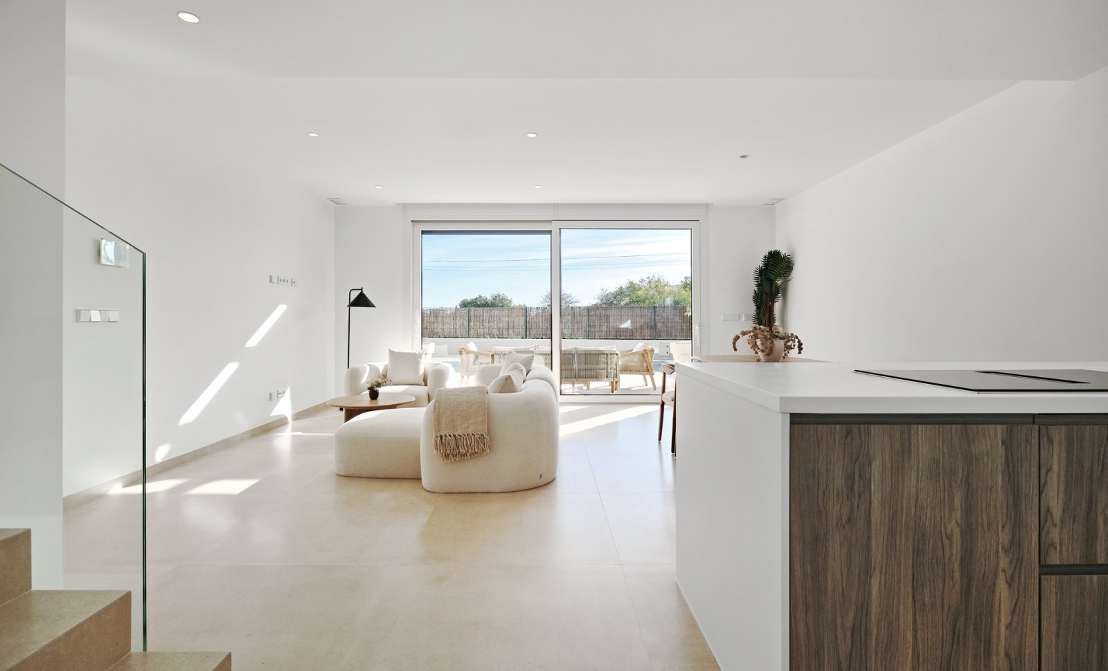  In der wunderschönen Gegend von Orihuela Costa gelegen, bietet dieses freistehende Chalet ein einzigartiges Wohnerlebnis. Nur 3 km vom Meer entfernt,