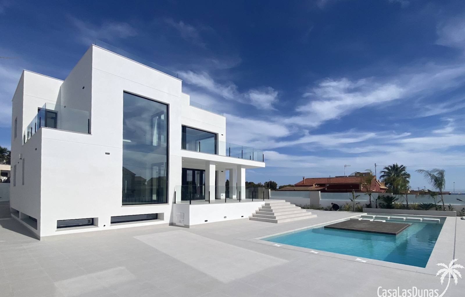  Tolles und großes Neubau-Villa-Projekt in Torrevieja. Diese Villa befindet sich in einer großartigen Stadt mit Stränden und Annehmlichkeiten rundheru