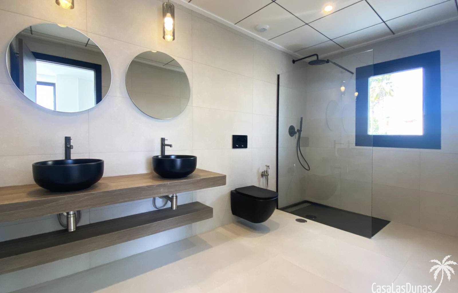  Tolles und großes Neubau-Villa-Projekt in Torrevieja. Diese Villa befindet sich in einer großartigen Stadt mit Stränden und Annehmlichkeiten rundheru