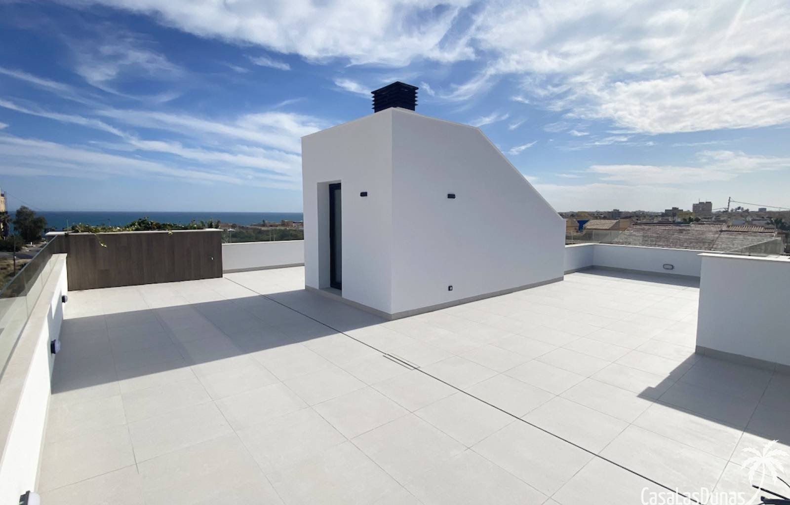  Tolles und großes Neubau-Villa-Projekt in Torrevieja. Diese Villa befindet sich in einer großartigen Stadt mit Stränden und Annehmlichkeiten rundheru
