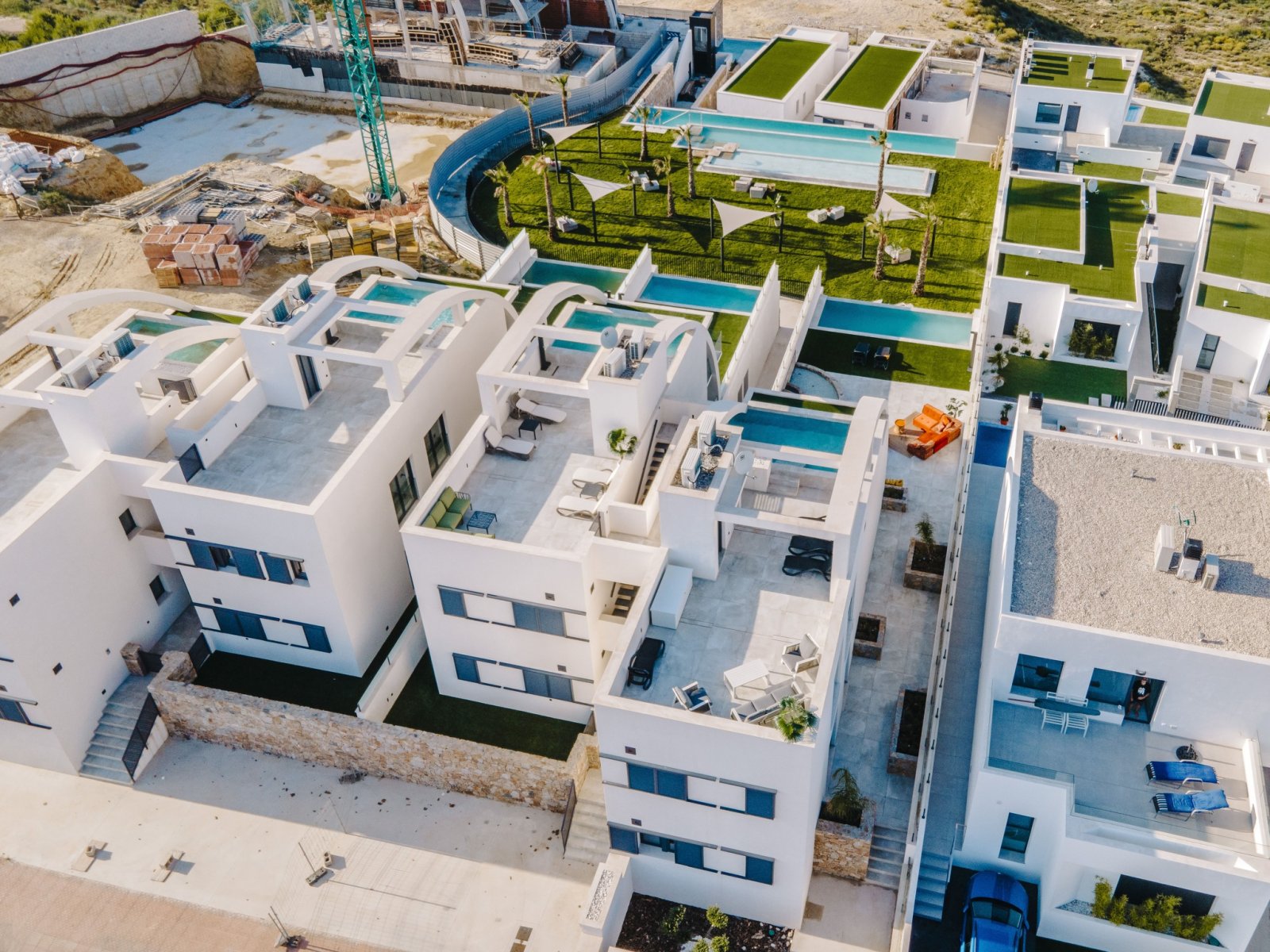  In der charmanten Ciudad Quesada gelegen, bietet dieser Wohnkomplex eine Auswahl von 10 High-Bungalow und Low-Bungalow Immobilien. Die Lage ist ideal