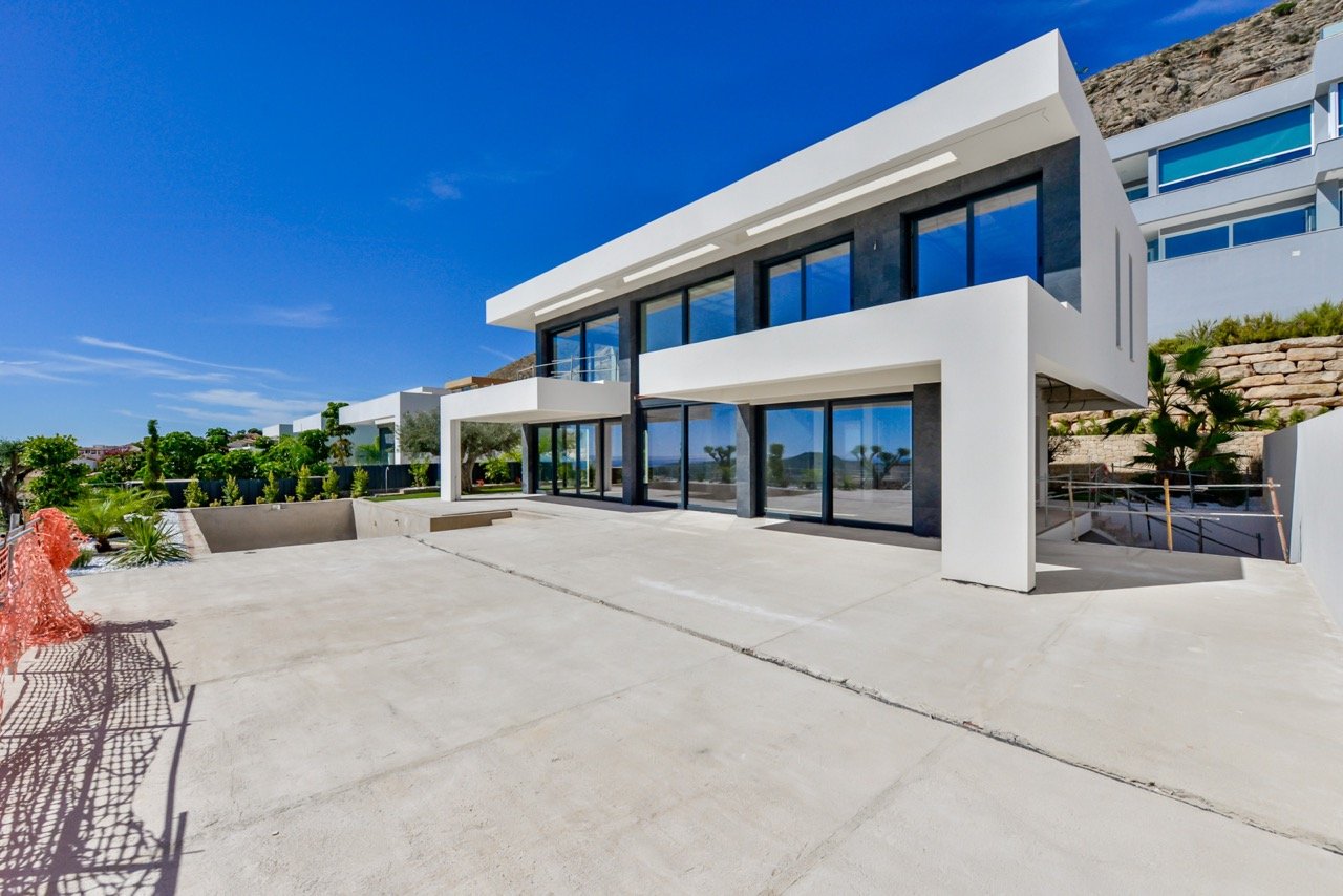  In der prestigeträchtigen Gegend von Golf Bahía gelegen, bieten diese exklusiven Villen ein unvergleichliches Wohnerlebnis. Mit nur drei verfügbaren 