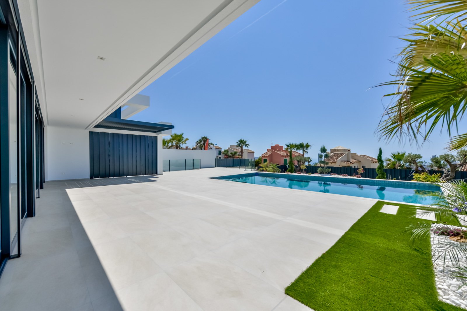  In der prestigeträchtigen Gegend von Golf Bahía gelegen, bieten diese exklusiven Villen ein unvergleichliches Wohnerlebnis. Mit nur drei verfügbaren 
