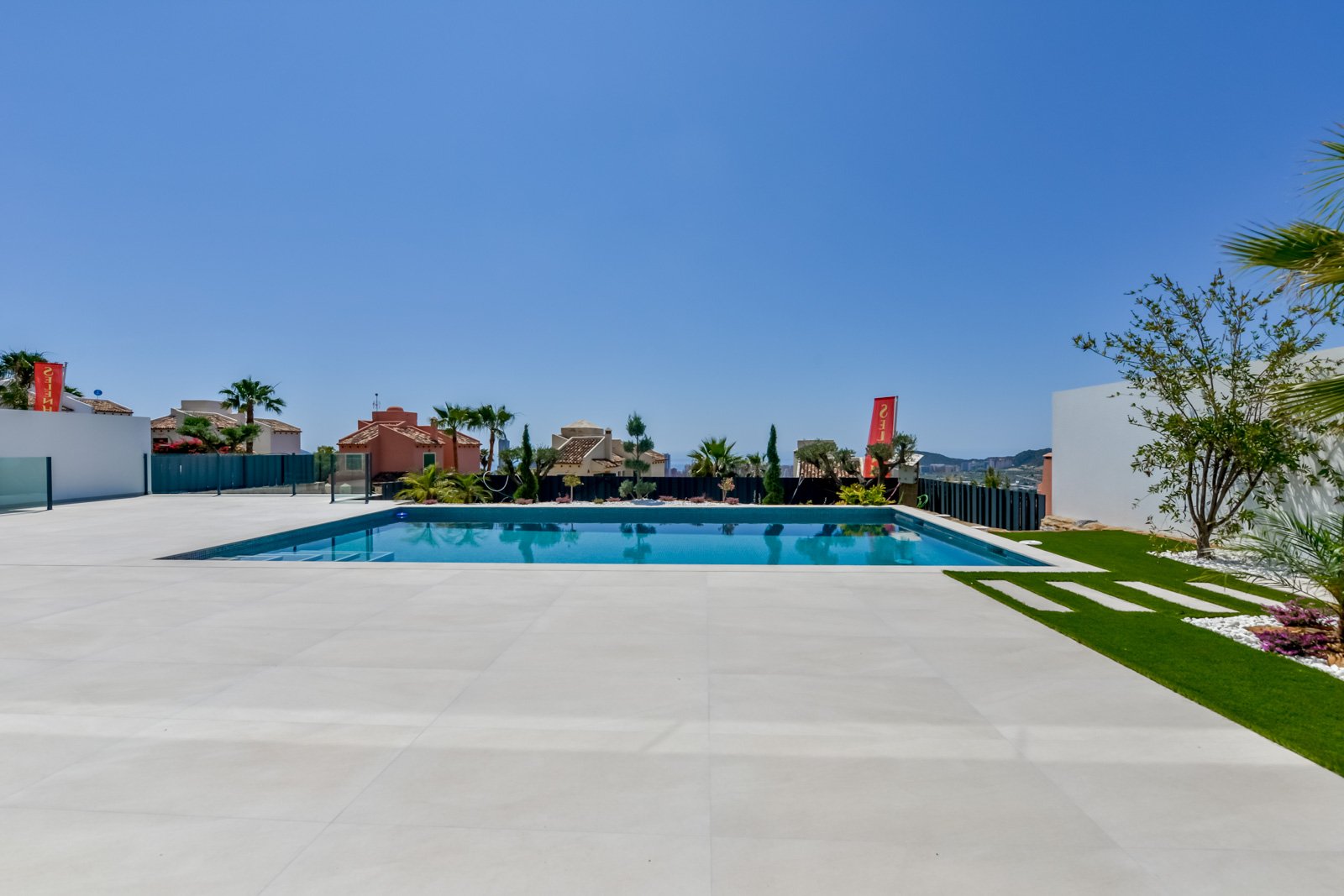  In der prestigeträchtigen Gegend von Golf Bahía gelegen, bieten diese exklusiven Villen ein unvergleichliches Wohnerlebnis. Mit nur drei verfügbaren 