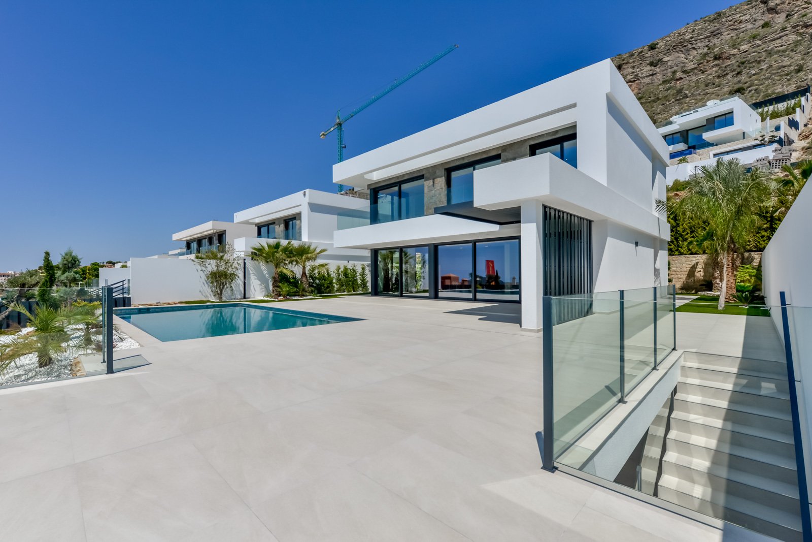  In der prestigeträchtigen Gegend von Golf Bahía gelegen, bieten diese exklusiven Villen ein unvergleichliches Wohnerlebnis. Mit nur drei verfügbaren 