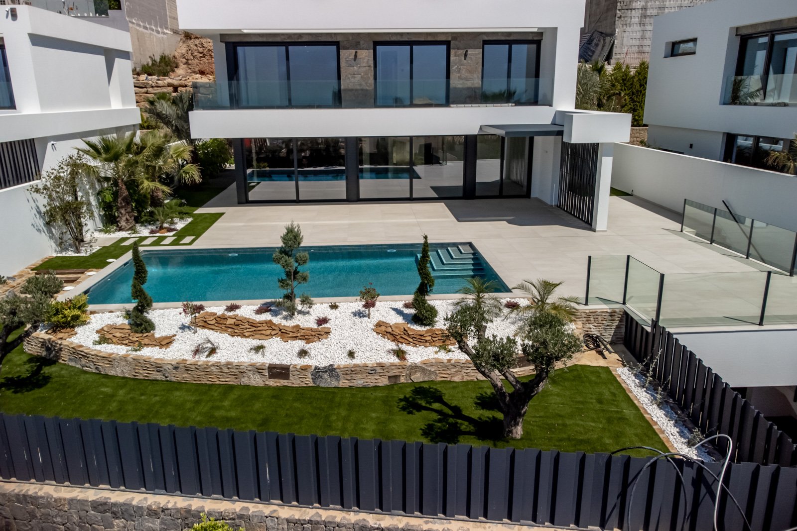  In der prestigeträchtigen Gegend von Golf Bahía gelegen, bieten diese exklusiven Villen ein unvergleichliches Wohnerlebnis. Mit nur drei verfügbaren 
