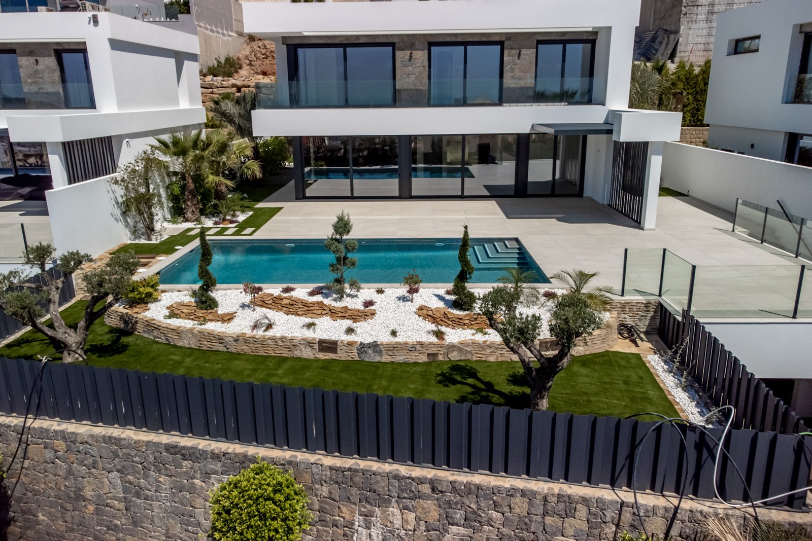  In der prestigeträchtigen Gegend von Golf Bahía gelegen, bieten diese exklusiven Villen ein unvergleichliches Wohnerlebnis. Mit nur drei verfügbaren 