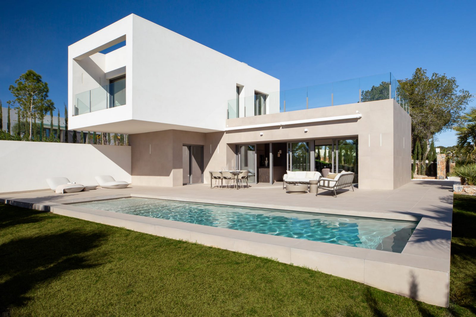  In der exklusiven Gegend von Dehesa de Campoamor gelegen, bietet diese Sammlung von 16 Immobilien eine privilegierte Umgebung für diejenigen, die ein