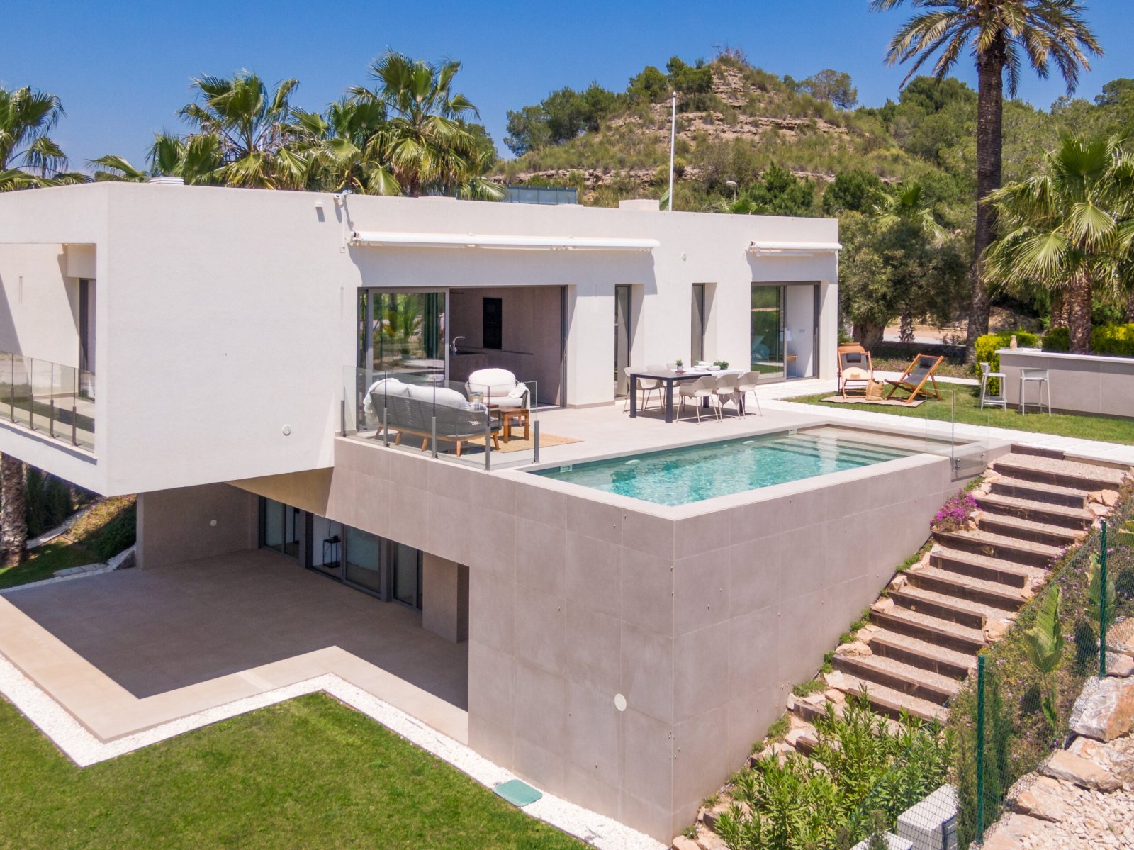  In der exklusiven Gegend von Dehesa de Campoamor gelegen, bietet diese Sammlung von 16 Immobilien eine privilegierte Umgebung für diejenigen, die ein