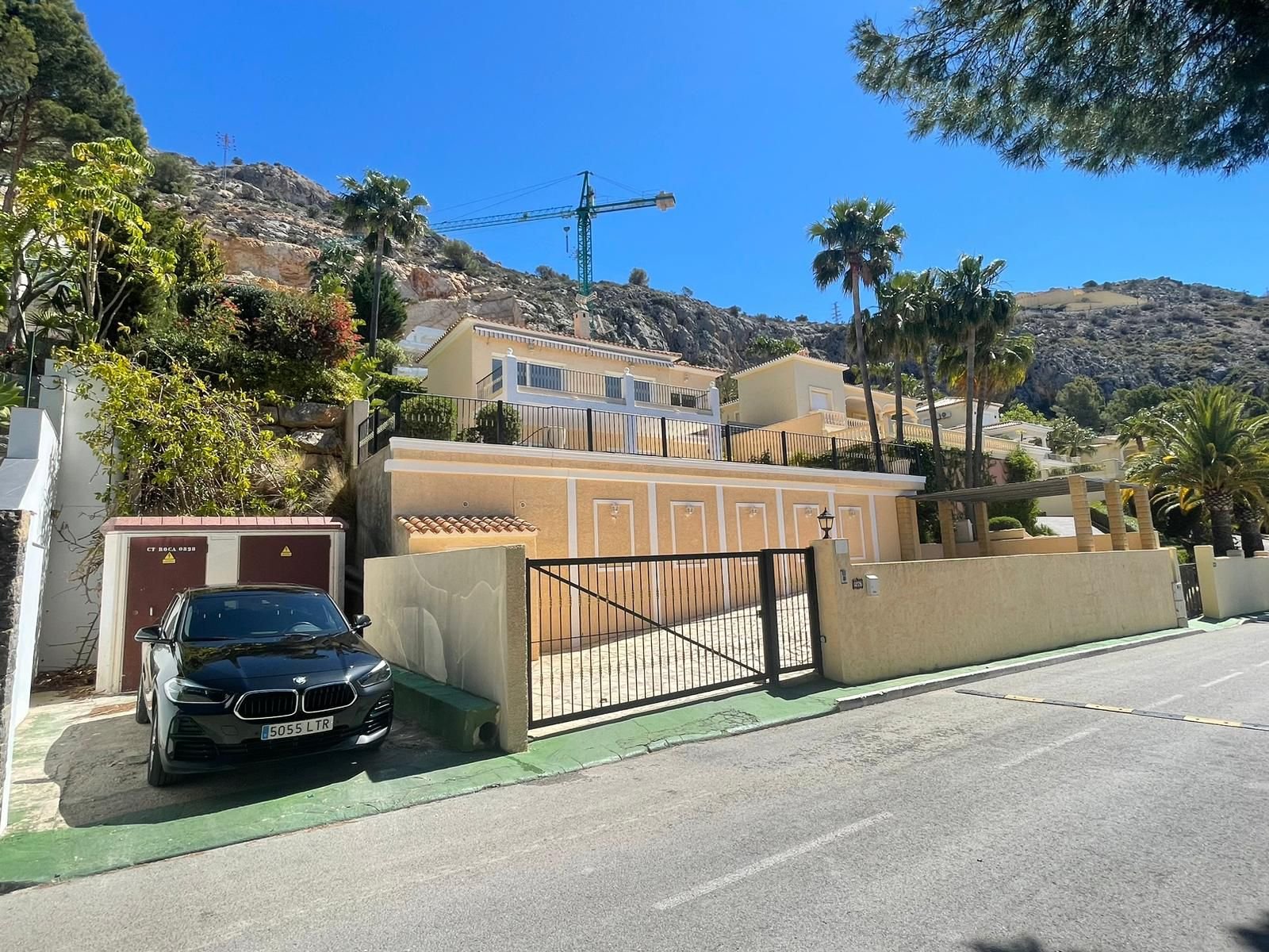  In der schönen Ortschaft Altea gelegen, bietet diese exklusive Villa ein einzigartiges Wohnerlebnis mit beeindruckendem Meerblick. Entworfen für diej