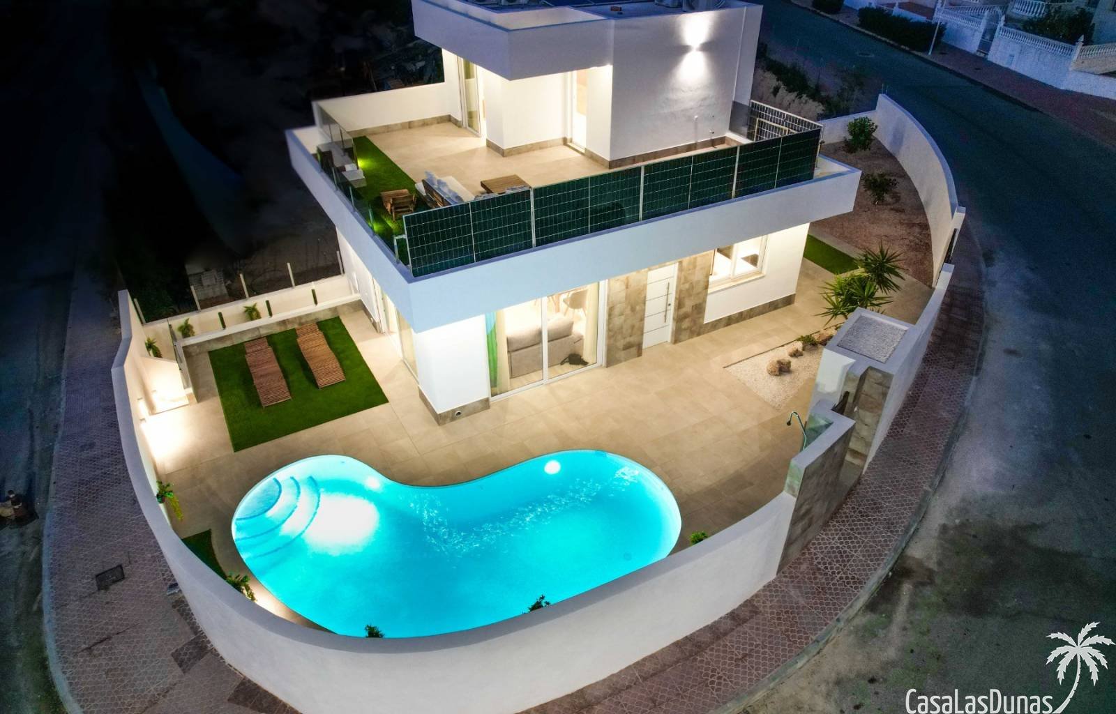  Diese Villa ist schlüsselfertig und sofort bezugsfertig! Sie befindet sich am Golfplatz La Marquesa in Quesada. Sie besteht aus drei Ebenen: einem Un