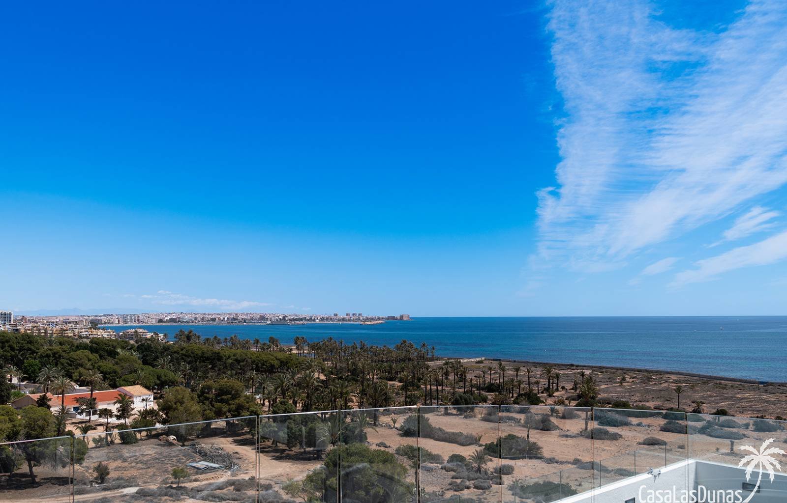  Nur wenige Gehminuten vom Strand entfernt, inmitten der Natur und dennoch in unmittelbarer Nähe zu allen Annehmlichkeiten: Dieses exklusive Neubaupro