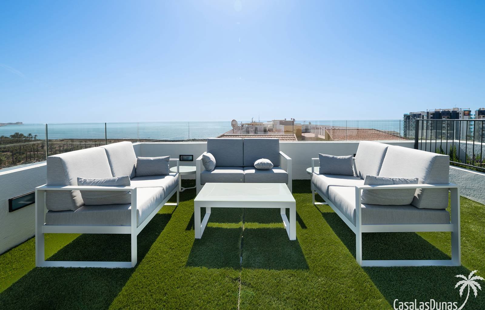  Nur wenige Gehminuten vom Strand entfernt, inmitten der Natur und dennoch in unmittelbarer Nähe zu allen Annehmlichkeiten: Dieses exklusive Neubaupro