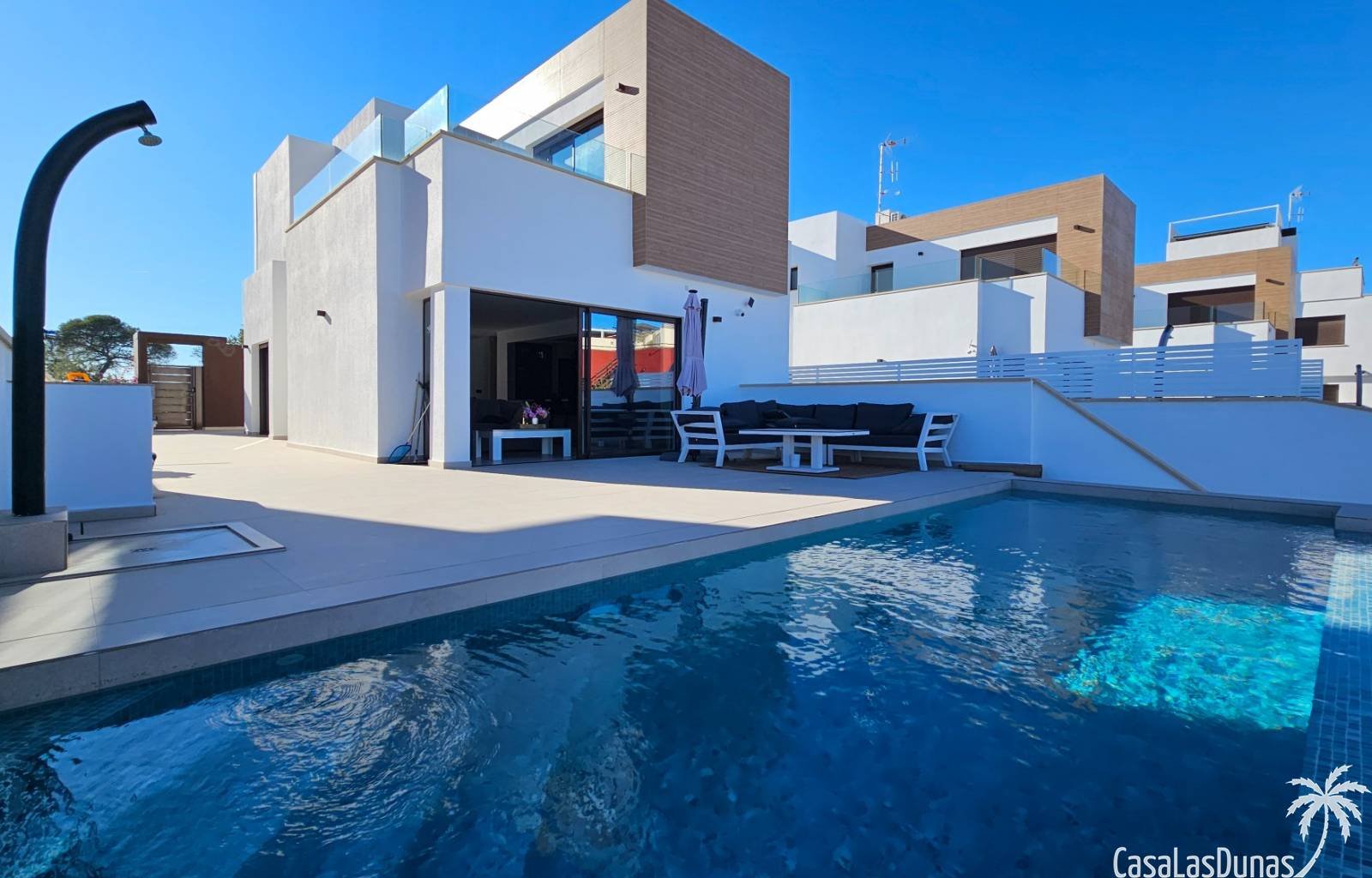  Nur einen Steinwurf vom renommierten Golfplatz La Finca entfernt präsentieren wir Ihnen diese außergewöhnlich geräumige und moderne Villa, in der Kom