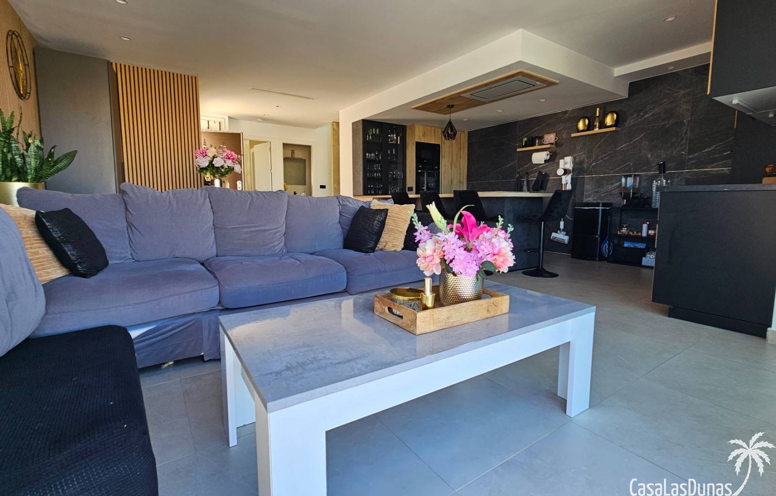  Nur einen Steinwurf vom renommierten Golfplatz La Finca entfernt präsentieren wir Ihnen diese außergewöhnlich geräumige und moderne Villa, in der Kom