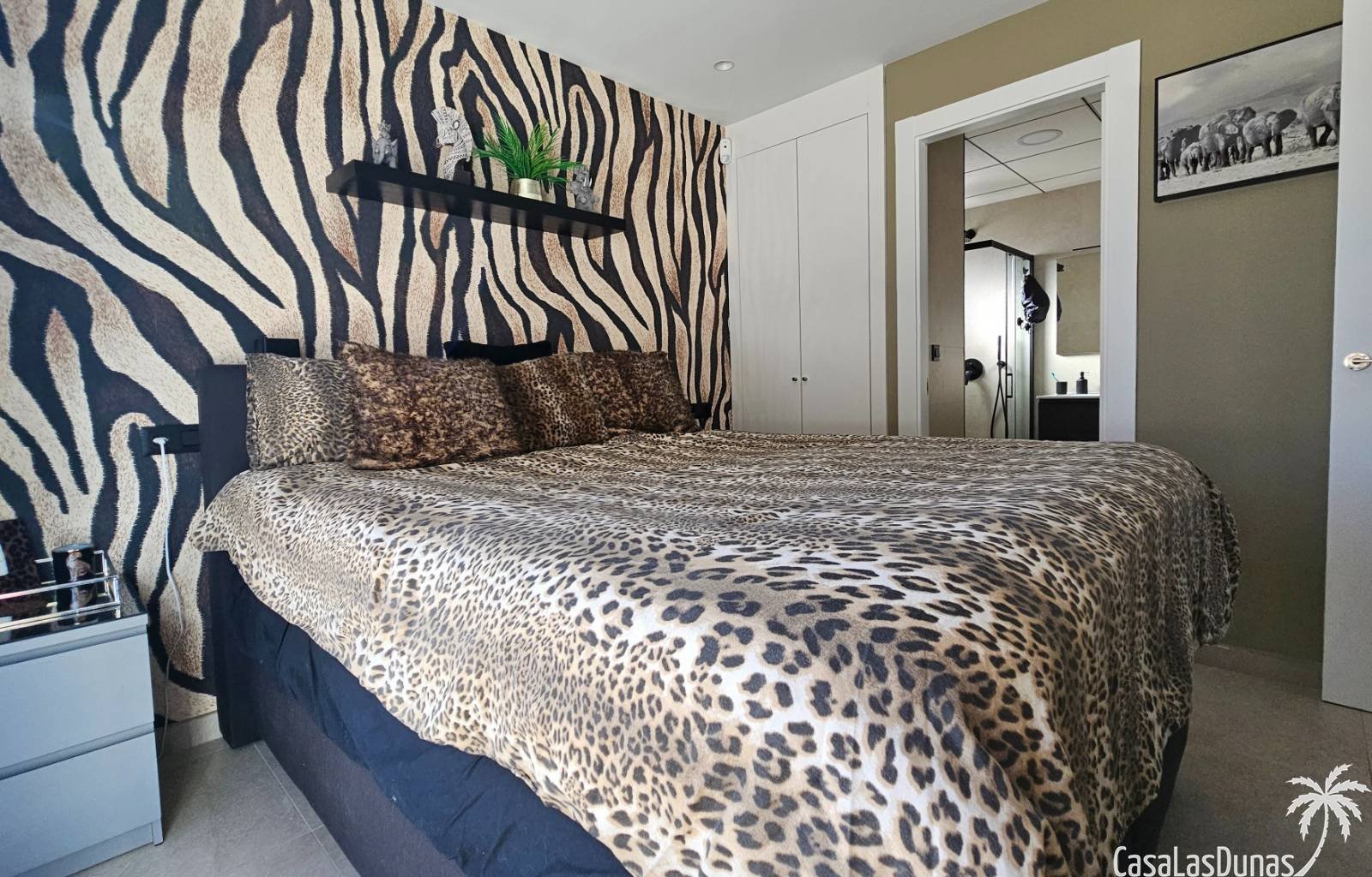  Nur einen Steinwurf vom renommierten Golfplatz La Finca entfernt präsentieren wir Ihnen diese außergewöhnlich geräumige und moderne Villa, in der Kom