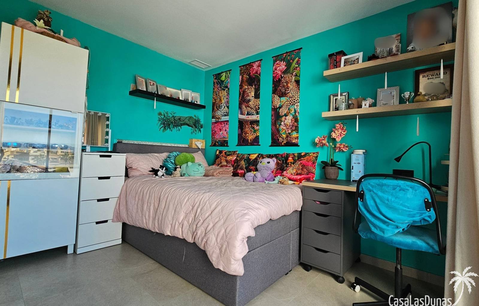  Nur einen Steinwurf vom renommierten Golfplatz La Finca entfernt präsentieren wir Ihnen diese außergewöhnlich geräumige und moderne Villa, in der Kom