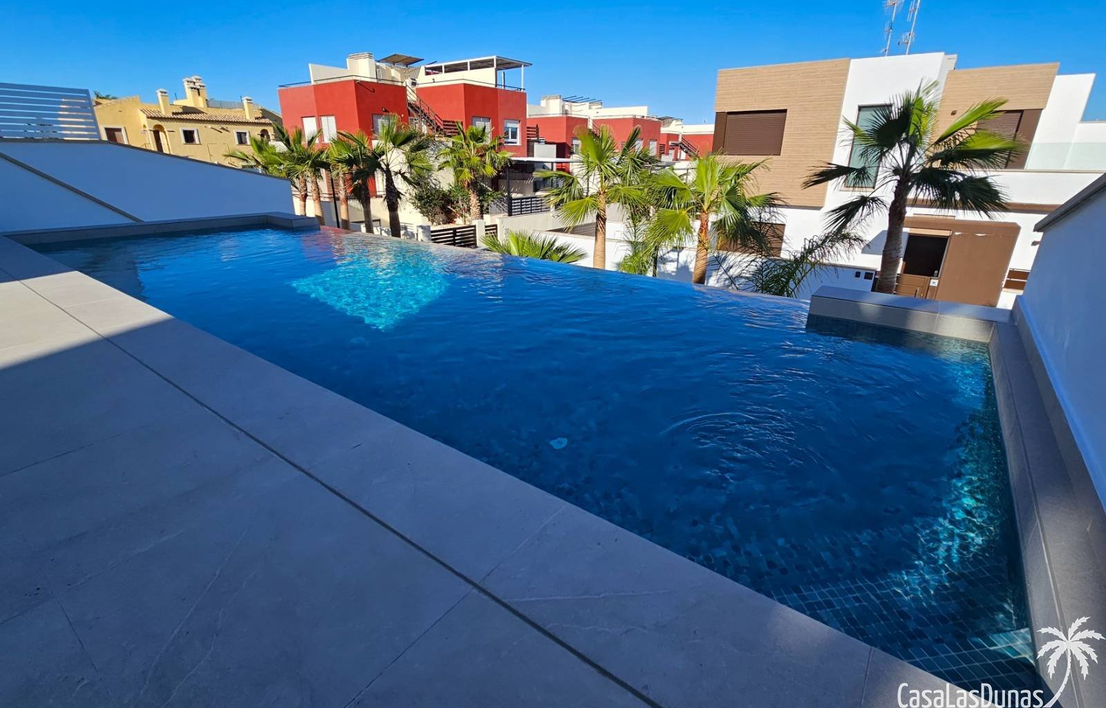  Nur einen Steinwurf vom renommierten Golfplatz La Finca entfernt präsentieren wir Ihnen diese außergewöhnlich geräumige und moderne Villa, in der Kom