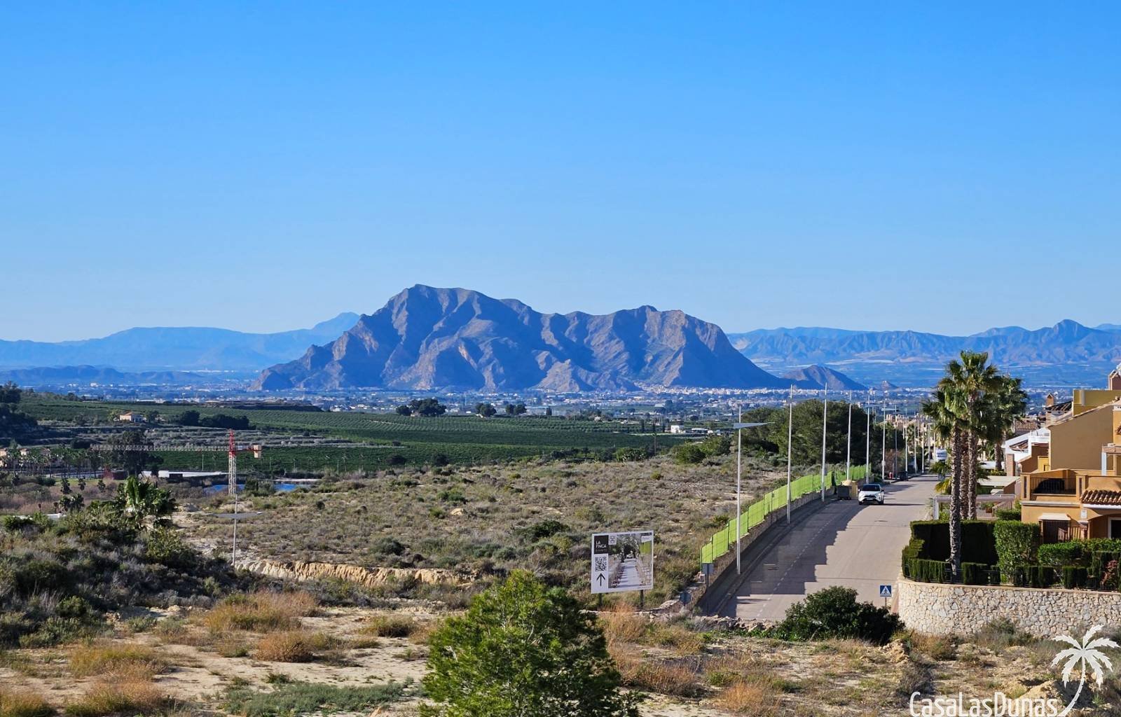 Nur einen Steinwurf vom renommierten Golfplatz La Finca entfernt präsentieren wir Ihnen diese außergewöhnlich geräumige und moderne Villa, in der Kom