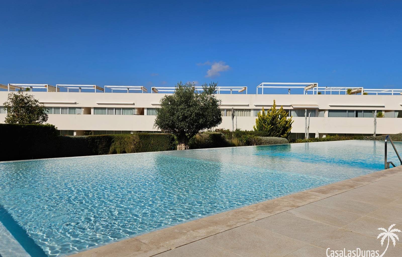  Nur knapp 4 Kilometer vom Mittelmeer entfernt, bietet diese prächtige Wohnung aus dem Jahr 2023 zwei Schlafzimmer, zwei Badezimmer, eine großzügige D