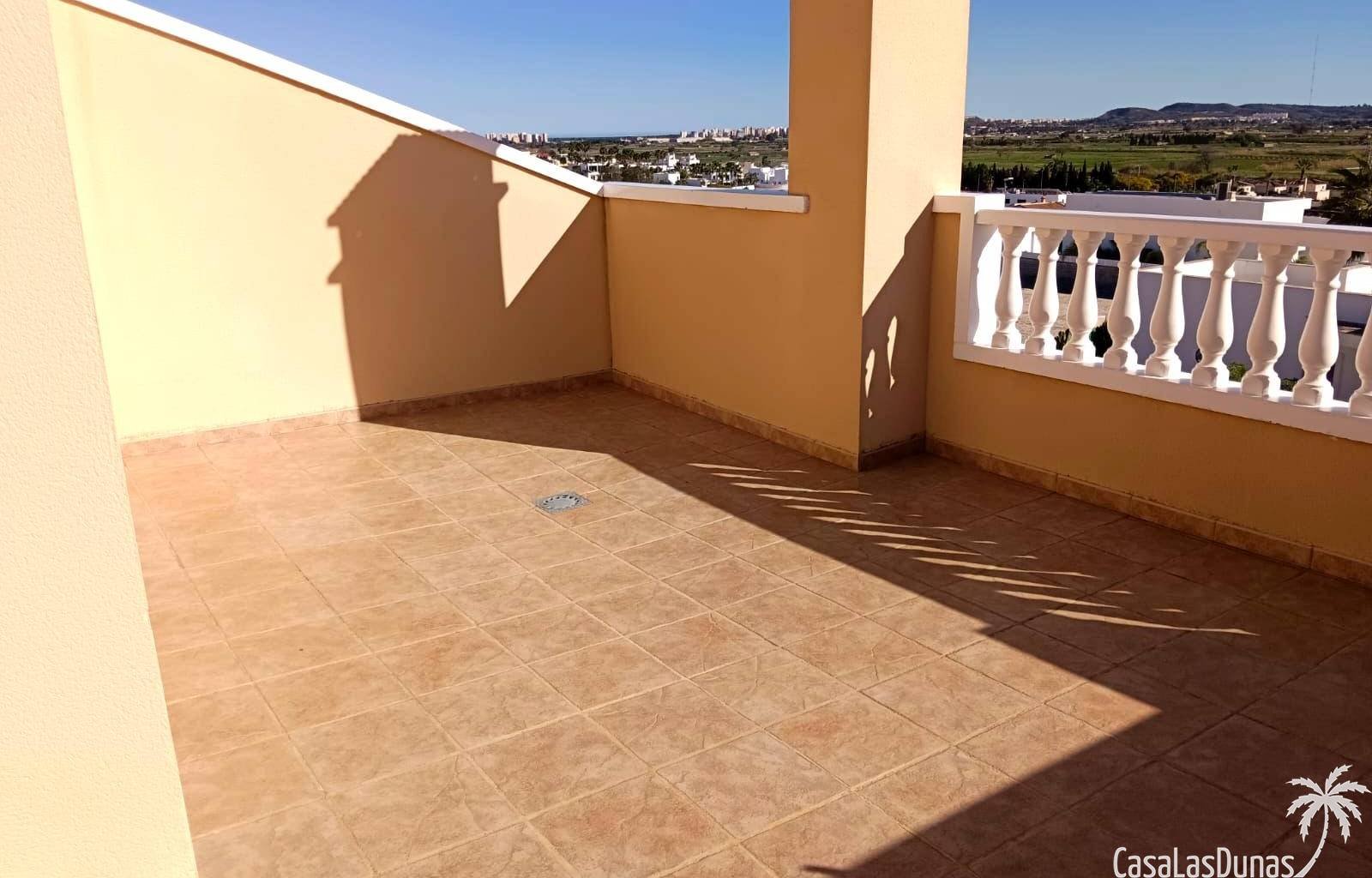 Genießen Sie einen erholsamen Aufenthalt unter der spanischen Sonne in diesem modernen und geräumigen Haus in der begehrten Wohngegend La Marina in S