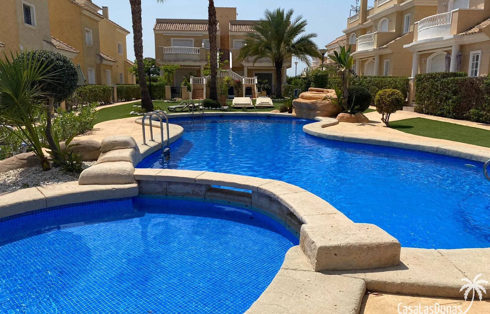 Genießen Sie einen erholsamen Aufenthalt unter der spanischen Sonne in diesem modernen und geräumigen Haus in der begehrten Wohngegend La Marina in S