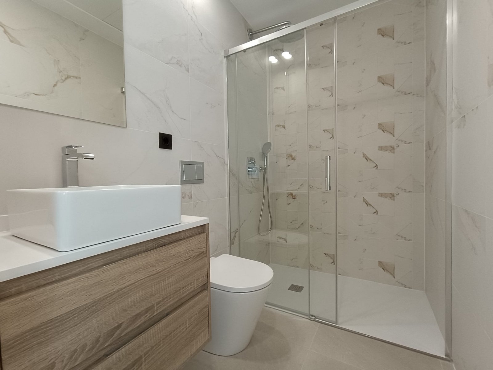  Im charmanten Ort Benijófar gelegen, bietet diese exklusive Sammlung von Reihenhäusern eine ruhige Wohnumgebung mit guter Anbindung. Insgesamt gibt e