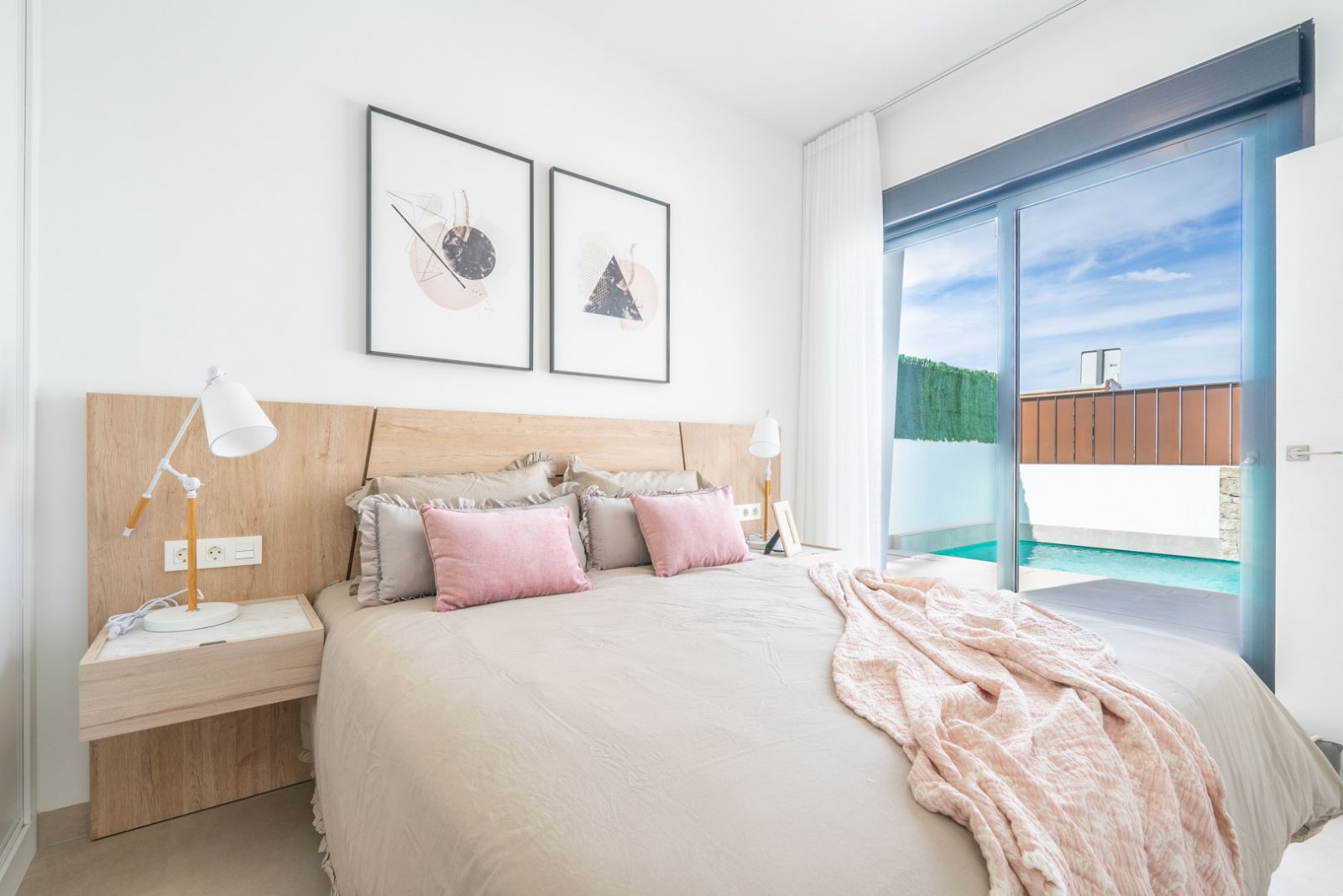  In der charmanten Stadt Roldán gelegen, bietet diese Wohnanlage 36 unabhängige Häuser, die durch ihr modernes und funktionales Design hervorstechen. 