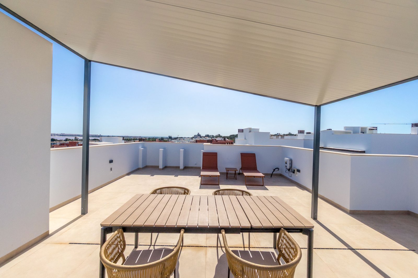  In der charmanten Stadt Torrevieja gelegen, bietet dieser Wohnkomplex eine Auswahl von 34 High-Bungalow- und Low-Bungalow-Immobilien. Diese Wohnungen